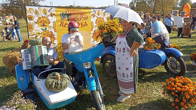Широкая и яркая идет в Парском ярмарка 